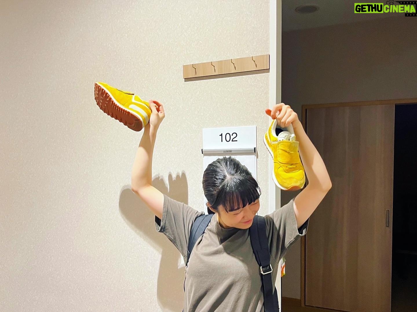 Mone Kamishiraishi - 66.9K Likes - 千と千尋の神隠し、大千穐楽!みんなでこの日を迎えられて幸せです。それに尽きる!!心を寄せてくださった皆さま、ありがとうございました🫶
愛とリスペクトに満ちた輪の中で冒険と発見を続ける、濃密な日々でした。作品への愛が底なしに深まるのです、これからも深め続けます。
再会が決まっているお別れって本当に有難くて温かいです。またお会いできますように