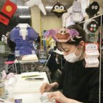 Mone Kamishiraishi Instagram – このあと22時から、NHK「ふたりのディスタンス」放送です。舞台「千と千尋の神隠し」の、それはそれは刺激的な稽古の日々。是非ご覧ください
写真は私の席から見た環奈ちゃん。休憩中、黙々と折り紙に勤しんでおられました。なつかしい愛おしい☺️