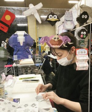 Mone Kamishiraishi Instagram - このあと22時から、NHK「ふたりのディスタンス」放送です。舞台「千と千尋の神隠し」の、それはそれは刺激的な稽古の日々。是非ご覧ください
写真は私の席から見た環奈ちゃん。休憩中、黙々と折り紙に勤しんでおられました。なつかしい愛おしい☺️