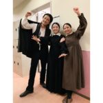 Mone Kamishiraishi Instagram - ミュージカル「ジェーン・エア」全公演全員で完走しました！ホッとした〜 大好きな人たちから学び、心を通わせ続けた時間でした。悩んだことも苦しかったことも、今となっては全部が幸せな思い出です。感謝がつきません。 この物語は現代にどう映ったのでしょう。私にとっては、ジェーンとヘレンの精神が血肉の一部となったような、不思議な感覚があります。ふたりのように生きるのは難しいけれど、だからこそ、これからも折に触れて考え続けるんだろうなと思います。 心を寄せてくださった皆さま、本当にありがとうございました！宝物を胸に、ますます精進します。