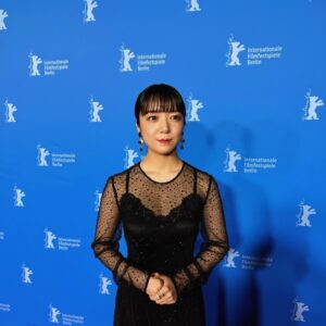 Mone Kamishiraishi Instagram - ベルリン国際映画祭に参加させていただきました。言葉や文化が違っても、距離が遠くても朝夕が逆でも、同じことで笑ったりしんみりしたりできることが改めて沁みました。とても心強く、温かかったです。
ベルリンは、モダンと歴史の織り混ざった不思議な魅力の街でした🇩🇪
