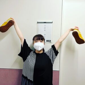 Mone Kamishiraishi Instagram - 千と千尋の神隠し、大阪も全公演完走できました。熱くて暑かったー！ありがとうございました！次は博多にお邪魔します🏃‍♀️
靴底全開で失敬。急発進急停止、転ぶ滑る登る等の負担を一身に受けてくれています。まいどおおきにやでほんま
