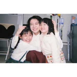Mone Kamishiraishi Instagram - 連続テレビ小説「カムカムエヴリバディ」ご視聴ありがとうございました！
安子として走る先に深津絵里さんと川栄李奈さんがいらしたことが、何よりの心の支えでした。そして、全てを受け止めて幸せへと繋いでくださった森山良子さんに心から感謝しています。
この先どんなことがあっても、顔を上げて、前を見て、ひなたの道を歩けば、きっと人生は輝く。そう信じてこれからも精進します🌞
さて、私の次なる楽しみは、幼いるいたちの成長と、来週からのちむどんどん！

追伸、2枚目の写真は、大好きな安達もじり監督とサニーサイド。