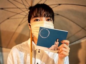 Mone Kamishiraishi Instagram - こんばんは、東京は雨です。いよいよ明日13日にアルバム「name」がリリースされます。幸せなご縁の詰まった一枚になりました。どの曲も本当に大切です。お力添えをくださった皆さまに心から感謝しています。楽しんでいただけますように、そして皆さまの心身の健康が守られますように。