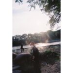 Mone Kamishiraishi Instagram – 連続テレビ小説「カムカムエヴリバディ」ご視聴ありがとうございました!
安子として走る先に深津絵里さんと川栄李奈さんがいらしたことが、何よりの心の支えでした。そして、全てを受け止めて幸せへと繋いでくださった森山良子さんに心から感謝しています。
この先どんなことがあっても、顔を上げて、前を見て、ひなたの道を歩けば、きっと人生は輝く。そう信じてこれからも精進します🌞
さて、私の次なる楽しみは、幼いるいたちの成長と、来週からのちむどんどん!
追伸、2枚目の写真は、大好きな安達もじり監督とサニーサイド。