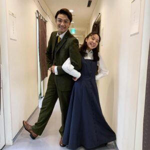 Mone Kamishiraishi Instagram - ミュージカル「ダディ・ロング・レッグズ」お陰様で全公演完走し、昨夜大千穐楽を迎えました。
初演を拝見して以来大好きだった作品。10周年の節目に参加させていただきました。まさに夢のよう。
愛だけはいっぱしの青い私を根気強く導いてくださった、ジョンと麻緒子さんはじめスタッフの皆さま、お稽古でお相手役をしてくださった今拓哉さん、どんな時も心を通わせ続けてくださった芳雄さんに心から感謝しています。
ジルーシャが歌う「幸せの秘密」という曲にずっと支えられていました。怖気付いた時も落ち込んだ時も。そして最高で最愛のジルーシャを創り上げられた坂本真綾さんの存在が、いつも心の道しるべでした。
たくさんの宝物を胸に、益々精進を重ねます。この先も作品がずっと続いていきますように。本当にありがとうございました！

追伸、大千穐楽のアーカイブが一週間残ります。よろしければぜひ
追追伸、寂しさよりも大きな幸せに包まれている今。ダディの温もりは長く持続するようです