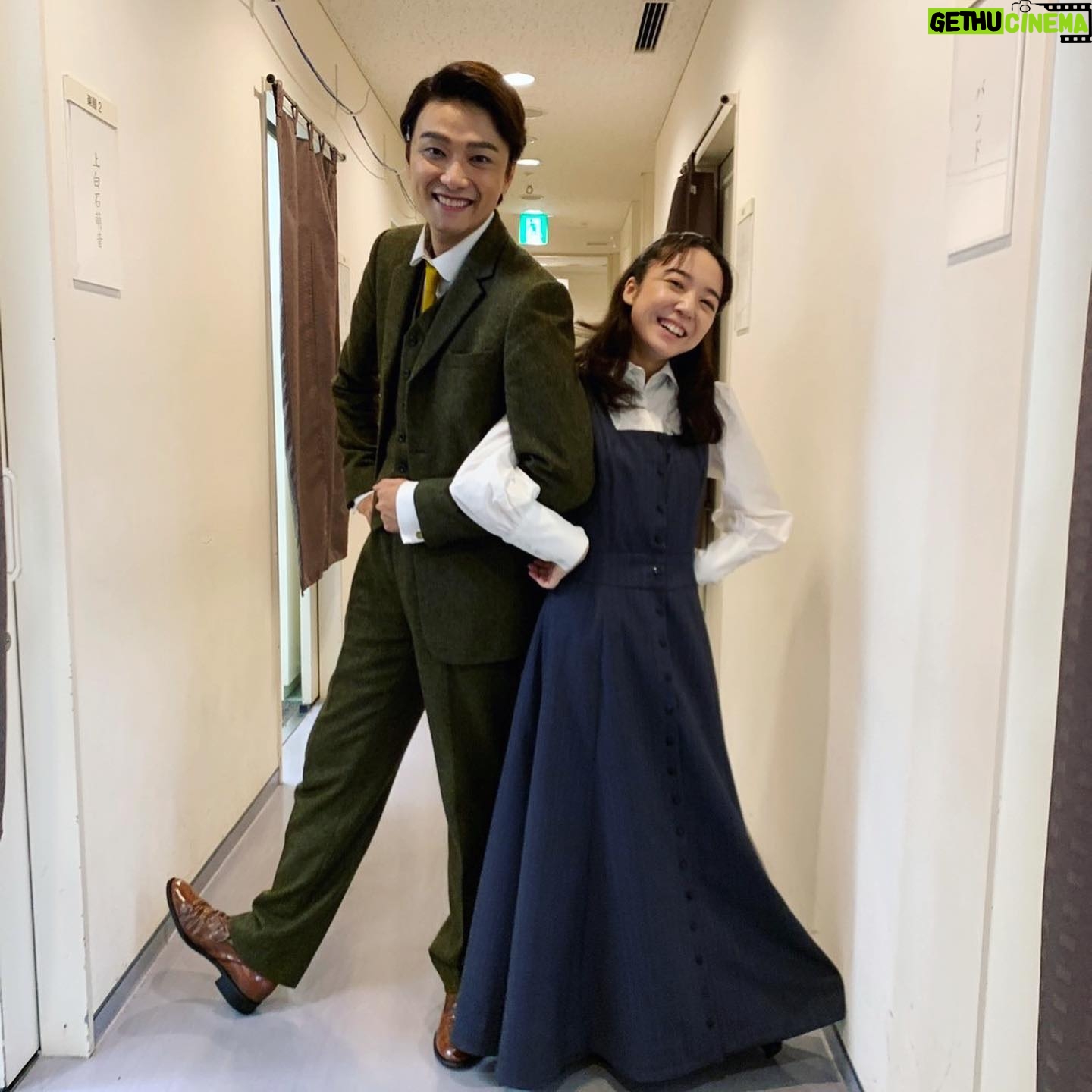 Mone Kamishiraishi - 74.7K Likes - ミュージカル「ダディ・ロング・レッグズ」お陰様で全公演完走し、昨夜大千穐楽を迎えました。
初演を拝見して以来大好きだった作品。10周年の節目に参加させていただきました。まさに夢のよう。
愛だけはいっぱしの青い私を根気強く導いてくださった、ジョンと麻緒子さんはじめスタッフの皆さま、お稽古でお相手役をしてくださった今拓哉さん、どんな時も心を通わせ続けてくださった芳雄さんに心から感謝しています。
ジルーシャが歌う「幸せの秘密」という曲にずっと支えられていました。怖気付いた時も落ち込んだ時も。そして最高で最愛のジルーシャを創り上げられた坂本真綾さんの存在が、いつも心の道しるべでした。
たくさんの宝物を胸に、益々精進を重ねます。この先も作品がずっと続いていきますように。本当にありがとうございました!
追伸、大千穐楽のアーカイブが一週間残ります。よろしければぜひ
追追伸、寂しさよりも大きな幸せに包まれている今。ダディの温もりは長く持続するようです