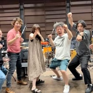 Mone Kamishiraishi Instagram - 本日より仕事復帰いたしました！
療養中は優しさをたくさんいただき…ひとりなのにとても心強かったです。皆さまありがとうございました。
復帰初日はライブのリハーサル、反動のように歌いまくりました。大好きなバンドメンバーの皆さんと🫶
明日からダディの歌稽古も始まります。千尋への恋しさもまだ癒えませんが、少しずつ体力を取り戻しながら頑張ります。ライブも舞台もどうぞよろしくお願いします！