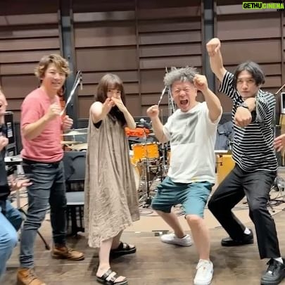 Mone Kamishiraishi - 76K Likes - 本日より仕事復帰いたしました!
療養中は優しさをたくさんいただき…ひとりなのにとても心強かったです。皆さまありがとうございました。
復帰初日はライブのリハーサル、反動のように歌いまくりました。大好きなバンドメンバーの皆さんと🫶
明日からダディの歌稽古も始まります。千尋への恋しさもまだ癒えませんが、少しずつ体力を取り戻しながら頑張ります。ライブも舞台もどうぞよろしくお願いします!