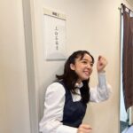 Mone Kamishiraishi Instagram - ミュージカル「ダディ・ロング・レッグズ」お陰様で全公演完走し、昨夜大千穐楽を迎えました。 初演を拝見して以来大好きだった作品。10周年の節目に参加させていただきました。まさに夢のよう。 愛だけはいっぱしの青い私を根気強く導いてくださった、ジョンと麻緒子さんはじめスタッフの皆さま、お稽古でお相手役をしてくださった今拓哉さん、どんな時も心を通わせ続けてくださった芳雄さんに心から感謝しています。 ジルーシャが歌う「幸せの秘密」という曲にずっと支えられていました。怖気付いた時も落ち込んだ時も。そして最高で最愛のジルーシャを創り上げられた坂本真綾さんの存在が、いつも心の道しるべでした。 たくさんの宝物を胸に、益々精進を重ねます。この先も作品がずっと続いていきますように。本当にありがとうございました！ 追伸、大千穐楽のアーカイブが一週間残ります。よろしければぜひ 追追伸、寂しさよりも大きな幸せに包まれている今。ダディの温もりは長く持続するようです