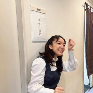 Mone Kamishiraishi Instagram - ミュージカル「ダディ・ロング・レッグズ」お陰様で全公演完走し、昨夜大千穐楽を迎えました。
初演を拝見して以来大好きだった作品。10周年の節目に参加させていただきました。まさに夢のよう。
愛だけはいっぱしの青い私を根気強く導いてくださった、ジョンと麻緒子さんはじめスタッフの皆さま、お稽古でお相手役をしてくださった今拓哉さん、どんな時も心を通わせ続けてくださった芳雄さんに心から感謝しています。
ジルーシャが歌う「幸せの秘密」という曲にずっと支えられていました。怖気付いた時も落ち込んだ時も。そして最高で最愛のジルーシャを創り上げられた坂本真綾さんの存在が、いつも心の道しるべでした。
たくさんの宝物を胸に、益々精進を重ねます。この先も作品がずっと続いていきますように。本当にありがとうございました！

追伸、大千穐楽のアーカイブが一週間残ります。よろしければぜひ
追追伸、寂しさよりも大きな幸せに包まれている今。ダディの温もりは長く持続するようです