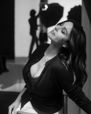Monica Bellucci Instagram - ❤️Cover Story @elle_spain by @juankr_  May issue 24
All jewellery @cartier 
Stylist @barbaragarralda 
Hair @johnnollet @caritaparis 
Mua @letiziacarnevale 
Manicurist @marceagomes 
Image Agent @karinmodels_official 
Interview @saiz_claudia 

#monicabellucci#coverstory#elle#spain#photo#juankr#jewelry#cartier#fashion#imageagent#karinmodels