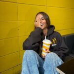 Monica Geuze Instagram – Omg dream collab!! Get it or regret it #mcdonaldsxpalace @mcdonaldsnl #ad (Door dus de ‘As Featured in Meal’ te bestellen en de QR-code op de Big Mac te scannen)