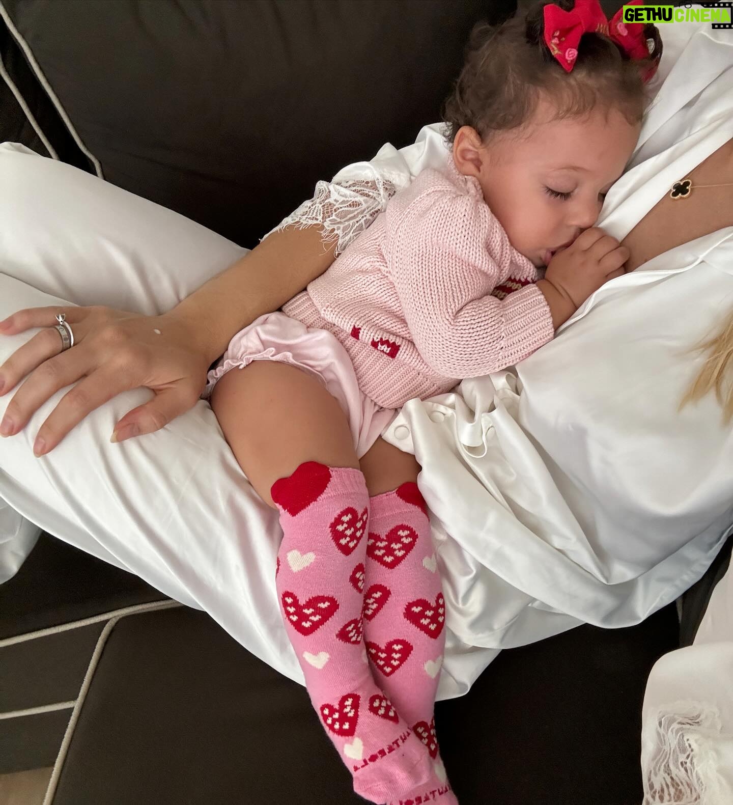 Monick Camargo Instagram - Sem dúvidas, SER MÃE, é a nossa MAIOR ENTREGA!!! É o maior significado de AMOR, DOAÇÃO, CANSAÇOxFELICIDADE, e de BENÇÃO de DEUS , materializada na terra. Toda honra e glória a Deus, por essa dádiva! ❤️Feliz dia das MÃES, pra todas mamães, e futura mamães! Em especial a minha!! Que o dia de vocês seja incrível!!!