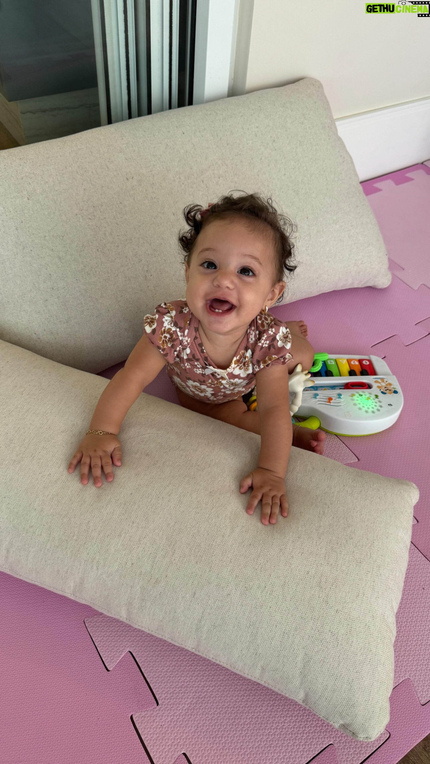 Monick Camargo Instagram - @tvglobo , estão a procura de novos talentos por aí? Temos já uma candidata pra vaga de ATRIZ aqui em casa. Corre aqui!!! 😂