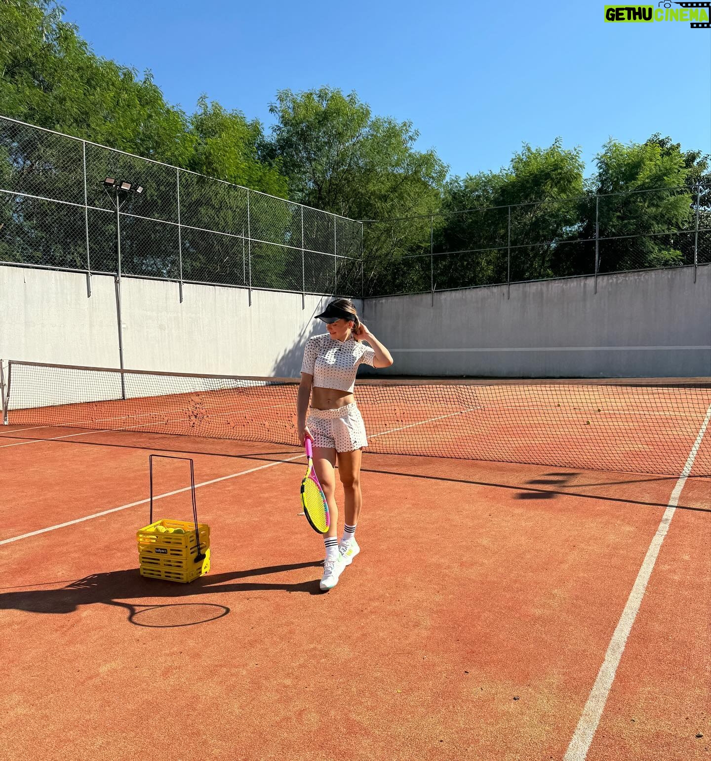 Monick Camargo Instagram - É inexplicável o quanto isso me faz bem… tão feliz de voltar pro meu esporte favorito!!! E a última foto, é a melhor…. a mini pessoinha sera igual a mamãe!!! 🤍🎾