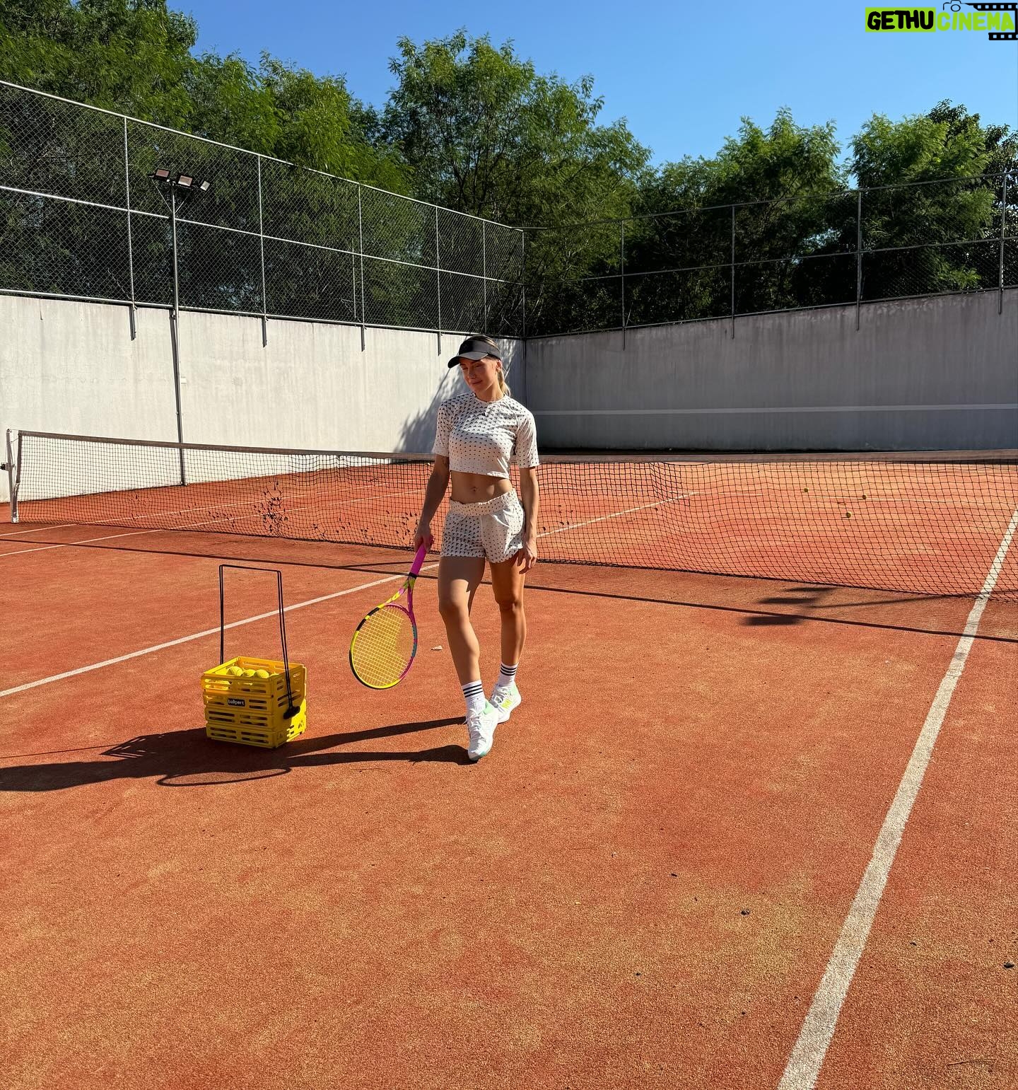 Monick Camargo Instagram - É inexplicável o quanto isso me faz bem… tão feliz de voltar pro meu esporte favorito!!! E a última foto, é a melhor…. a mini pessoinha sera igual a mamãe!!! 🤍🎾