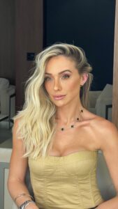 Monick Camargo Instagram - Temos um SUPER BLOND !! WoOuuu ✨ . Hair @marcelocammpos . Beauty @ginunesbeauty Obrigada toda equipe @seven7salon , vocês arrasam muito, AMEI nosso dia! Obrigada por cuidar de mim e me deixar gata. ✨