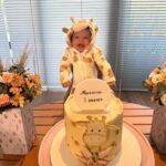 Monick Camargo Instagram – SAFARI da girafinha Mariam!!
Em comemoração aos 3 meses do SORRISO mais sincero, e o amor maior do mundo que já tive.
Te amo filha! 
Toda honra e glória a Deus. Obrigada Deus, por ser mãe dessa princesa. 

🤍🦒

.
Decor @youwish_decor 
Doces @docesfrancielly 
Adesivos @barneyfoz