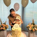 Monick Camargo Instagram – SAFARI da girafinha Mariam!!
Em comemoração aos 3 meses do SORRISO mais sincero, e o amor maior do mundo que já tive.
Te amo filha! 
Toda honra e glória a Deus. Obrigada Deus, por ser mãe dessa princesa. 

🤍🦒

.
Decor @youwish_decor 
Doces @docesfrancielly 
Adesivos @barneyfoz