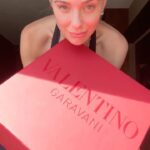 Monick Camargo Instagram - Unboxing my new hat 🤍 Agora tô PRONTA pras férias!!! Let’s ☀️🌊👙🐚⛱️🍓🥥🍸🍹🍼👨‍👩‍👧