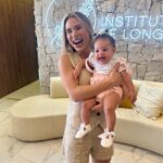 Monick Camargo Instagram - Registros do meu dia na @institutodelongevidade_ … O tal da mãe só vive no modo “delay”, mas esse post é só pra agradecer todo carinho e atendimento impecável, ao meu amigo @drrogeriocardoso . E um parabéns, pelo seu sucesso!! A clínica está maravilhosa! Fui dar um trato no corpicho pra o Verão, e fizemos o bioestimulador de colágeno 🍑. Agora sim , estou pronta!! Vem VERÃO!