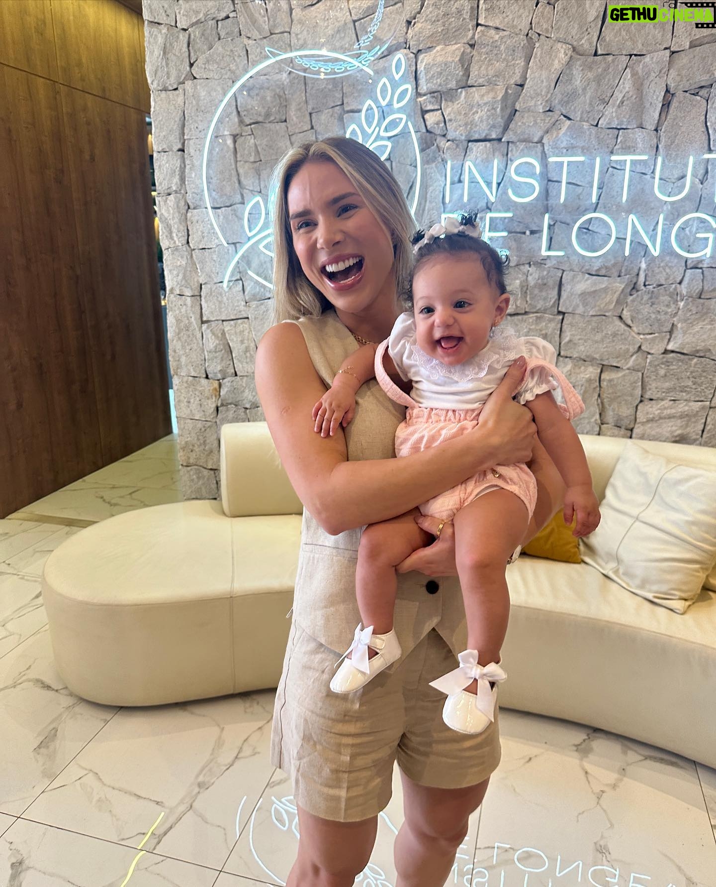 Monick Camargo Instagram - Registros do meu dia na @institutodelongevidade_ … O tal da mãe só vive no modo “delay”, mas esse post é só pra agradecer todo carinho e atendimento impecável, ao meu amigo @drrogeriocardoso . E um parabéns, pelo seu sucesso!! A clínica está maravilhosa! Fui dar um trato no corpicho pra o Verão, e fizemos o bioestimulador de colágeno 🍑. Agora sim , estou pronta!! Vem VERÃO!