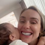 Monick Camargo Instagram - Toda honra e Gloria a Deus por essa dádiva… por ser mãe de uma princesa dessas… 🤍 Pra mim não existe nada nesse mundo melhor que isso!! Eu chega choro vendo esse vídeo mil vezes! 🤍