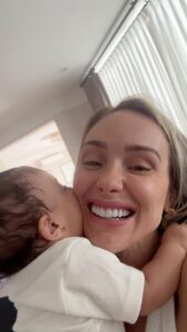 Monick Camargo Instagram - Toda honra e Gloria a Deus por essa dádiva… por ser mãe de uma princesa dessas… 🤍 Pra mim não existe nada nesse mundo melhor que isso!! Eu chega choro vendo esse vídeo mil vezes! 🤍