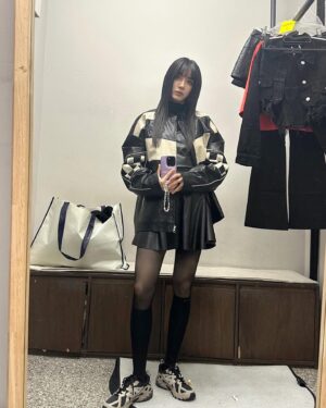 Monika Instagram - #수고하는내왼쪽사람 @dontkillmaviv 
P.S 골든걸스 많이 응원해주세요!! 너무 멋진 쌤들 덕분에 많이 배워요 ㅠㅠ