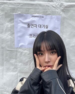 Monika Instagram - #수고하는내왼쪽사람 @dontkillmaviv 
P.S 골든걸스 많이 응원해주세요!! 너무 멋진 쌤들 덕분에 많이 배워요 ㅠㅠ