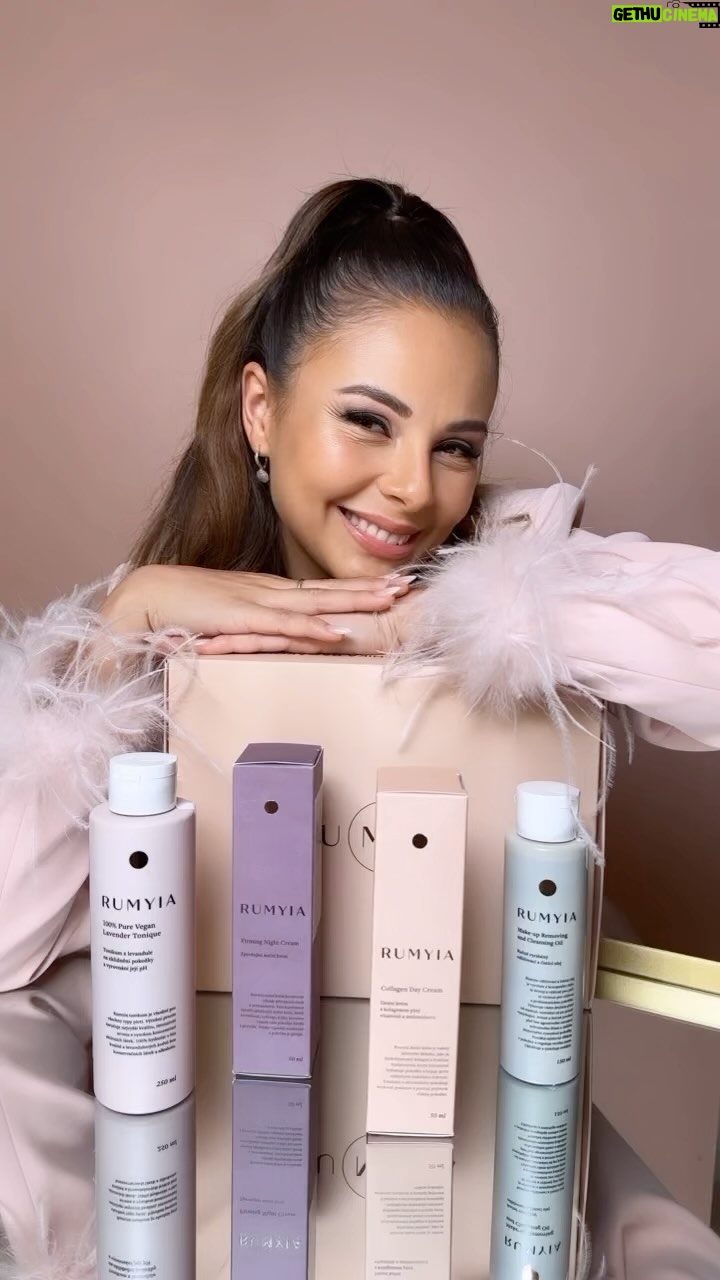 Monika Bagárová Instagram - V a l e n t ý n 💕 Nezapomněli jsme na vás. Kosmetika zaručeně potěší každou ženu. Do 14.2. 💕Jsme pro vás připravili 14% slevu na balíček denního a nočního krému a taky na balíček produktů, který vám dorazí v našem krásném balení. Speciální slevu máme na olej -300 kč při nákupu balíčku denního a nočního krému a nebo tonizační vody .🌱💕 @rumyia_official Muah @kbartoskova_muartist @balkon_atelier @terezapall 💕