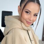 Monika Bagárová Instagram - LOOK OF THE DAY •• Dnes sme si s @bagarovamonika strihli Hailey vlasy a Monika makeup 😍 •• Čo poviete? •• #makeupideas #makeup #sleekhair #middleparthairstyle #monikabagarova