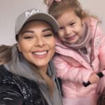Monika Bagárová Instagram – Moje malá školkačka ♥️ Dlouho jsem se rozhodovala, čekala na ten správný čas. Nechtěla jsem aby plakala, vím ze to k tomu často patří a rodice nemají jinou možnost než děti do školky dat, aby mohli do práce 🙏🏽 A Vetsinou jsou dětičky po ochodu rodicu za 5 minut vysmaté a spokojené🤗. U  nás je to trochu jinak, svoji práci si dokážu maximálně přizpůsobit Rumince, ale citila jsem, ze už potřebuje kolektiv děti, rezim a hrát si se svými vrstevníky.🐣Nejnáročnější je vstáváni někdy ji budim 40 minut 🤣 O půl 9 chodi spinkat ale když po skolce usne na 3 hodiny tak jako včera tak večer usne ve 22:30 🙈 Co mám dělat když odpoledne place, ze chce spinkat ? Jak to jde u vas? Jak dlouho vám trvalo si na vstavani a vse kolem zvyknout? Joooo a jinak ve skolce je moc stastna, spokojena 😍🥳