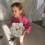 Monika Bagárová Instagram – Moje malá školkačka ♥️ Dlouho jsem se rozhodovala, čekala na ten správný čas. Nechtěla jsem aby plakala, vím ze to k tomu často patří a rodice nemají jinou možnost než děti do školky dat, aby mohli do práce 🙏🏽 A Vetsinou jsou dětičky po ochodu rodicu za 5 minut vysmaté a spokojené🤗. U  nás je to trochu jinak, svoji práci si dokážu maximálně přizpůsobit Rumince, ale citila jsem, ze už potřebuje kolektiv děti, rezim a hrát si se svými vrstevníky.🐣Nejnáročnější je vstáváni někdy ji budim 40 minut 🤣 O půl 9 chodi spinkat ale když po skolce usne na 3 hodiny tak jako včera tak večer usne ve 22:30 🙈 Co mám dělat když odpoledne place, ze chce spinkat ? Jak to jde u vas? Jak dlouho vám trvalo si na vstavani a vse kolem zvyknout? Joooo a jinak ve skolce je moc stastna, spokojena 😍🥳