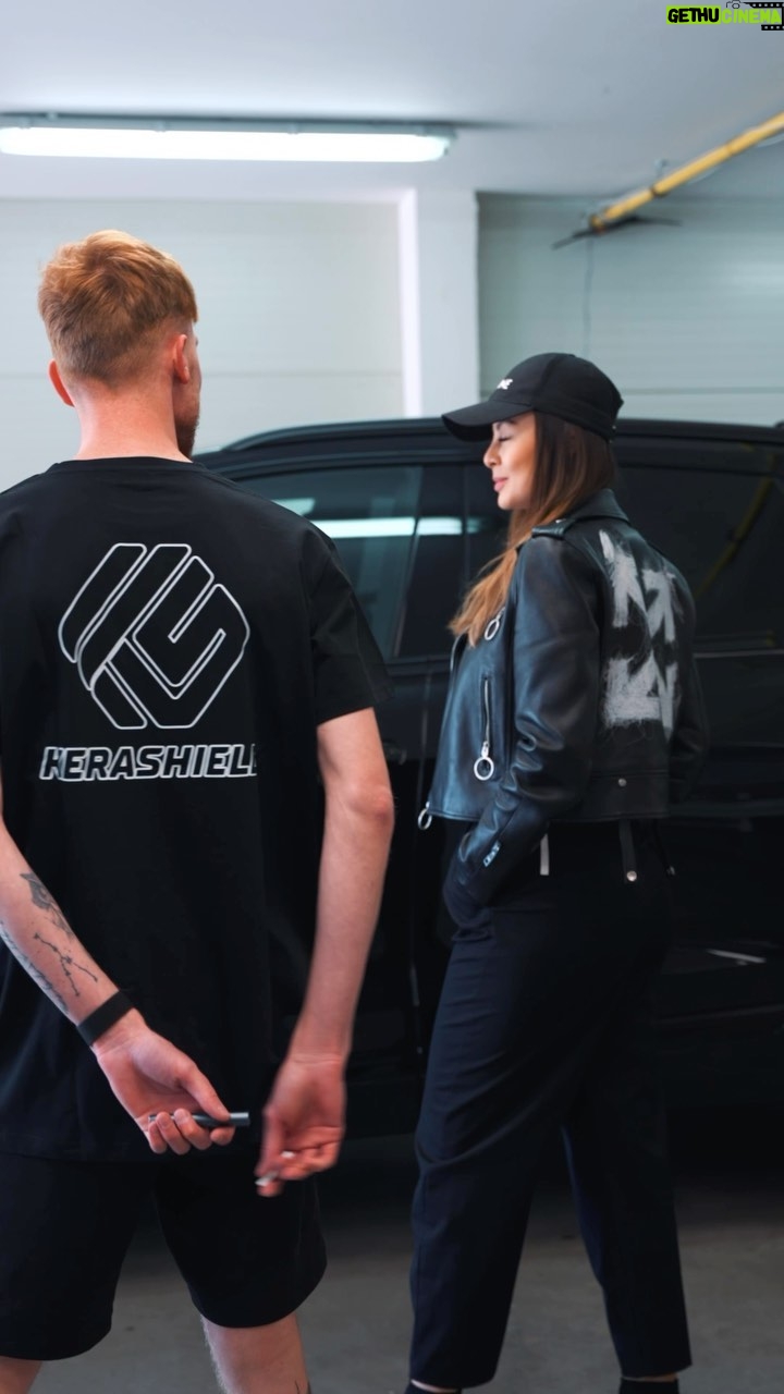 Monika Bagárová Instagram - Chci aby moje nové auto vypadalo co nejdéle jako nové a proto jsem zvolila tu nejlepší možnou ochranu v podobě PPF folie 💥 A co to vlastně je? Ochrana proti mechanickému poškození, super lesk, jednoduchá údržba … v praxi to znamená, že vaše auto neohrozí kamínky, hmyz ani naštvaný soused 🤪 Svoje auto jsem svěřila teamu @kerashield nejen profesionální a kvalitní práce ale i super friendly přistup. Děkuji moc 😍 #spoluprace #kerashield #ppf