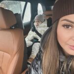 Monika Bagárová Instagram – Moje malá školkačka ♥️ Dlouho jsem se rozhodovala, čekala na ten správný čas. Nechtěla jsem aby plakala, vím ze to k tomu často patří a rodice nemají jinou možnost než děti do školky dat, aby mohli do práce 🙏🏽 A Vetsinou jsou dětičky po ochodu rodicu za 5 minut vysmaté a spokojené🤗. U  nás je to trochu jinak, svoji práci si dokážu maximálně přizpůsobit Rumince, ale citila jsem, ze už potřebuje kolektiv děti, rezim a hrát si se svými vrstevníky.🐣Nejnáročnější je vstáváni někdy ji budim 40 minut 🤣 O půl 9 chodi spinkat ale když po skolce usne na 3 hodiny tak jako včera tak večer usne ve 22:30 🙈 Co mám dělat když odpoledne place, ze chce spinkat ? Jak to jde u vas? Jak dlouho vám trvalo si na vstavani a vse kolem zvyknout? Joooo a jinak ve skolce je moc stastna, spokojena 😍🥳