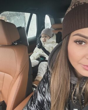Monika Bagárová Instagram - Moje malá školkačka ♥️ Dlouho jsem se rozhodovala, čekala na ten správný čas. Nechtěla jsem aby plakala, vím ze to k tomu často patří a rodice nemají jinou možnost než děti do školky dat, aby mohli do práce 🙏🏽 A Vetsinou jsou dětičky po ochodu rodicu za 5 minut vysmaté a spokojené🤗. U  nás je to trochu jinak, svoji práci si dokážu maximálně přizpůsobit Rumince, ale citila jsem, ze už potřebuje kolektiv děti, rezim a hrát si se svými vrstevníky.🐣Nejnáročnější je vstáváni někdy ji budim 40 minut 🤣 O půl 9 chodi spinkat ale když po skolce usne na 3 hodiny tak jako včera tak večer usne ve 22:30 🙈 Co mám dělat když odpoledne place, ze chce spinkat ? Jak to jde u vas? Jak dlouho vám trvalo si na vstavani a vse kolem zvyknout? Joooo a jinak ve skolce je moc stastna, spokojena 😍🥳