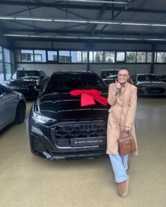 Monika Bagárová Instagram - Tak a je moje ♥️ Věřím, ze jsem vybrala auto, který nám s Ruminkou bude dlouho sloužit, tak aby jsme byly na cestách hlavně v bezpečí, splňuje vše co jsem chtěla a ještě víc 😍Vděčná za možnosti a práci kterou mám. 🫶🏼 #myfirtscar #thankful Dekuji @autozdovozu za profi jednání a pomoc s výběrem.♥️
