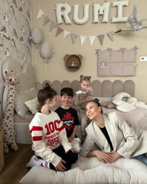 Monika Bagárová Instagram - S @mavie_forbabies jsme už 4 roky 🤍 Jejich práce je tak nádherná, jejich přístup k lidem a k tomu co dělají se jen tak nevidí.🤍 Naše spoluprace přerostla v přátelství, jsem ráda mezi lidmi , kteří mají krásně srovnané životní hodnoty. 🤍 Děkujeme moc za refresh Ruminčinýho pokojíčku . 🐰💕 

#stastnedeti #blessed