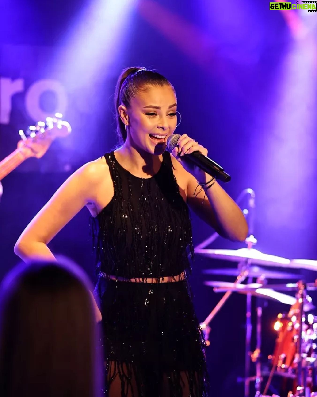 Monika Bagárová Instagram - Zpět do Metro Music Bar ♥️ DĚKUJI všem co dorazili užili si to s námi dali nám úsměvy, krásnou energii po celý večer! Děkuji všem hostům za jejich čas dlouholetou přízeň. ♥️ Všem do nového roku, přeji především zdraví a lásku! Dekuji, že jste se mnou tento rok bude jízda. ♥️🎤💥 @josef_pepicek_bagar @igorbachmanbihary @radek_jablonovsky @igorkmeto @kelso_kesidyman @tomipopovicofficial @natalii_bb @tomas_zukal @palinovo_fikness @metromusicbar @igor_kmeto_st @zsolt_varady @robert_bogdan1986 ♥️