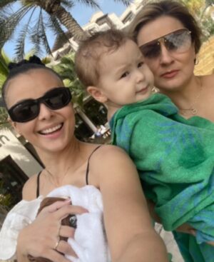 Monika Bagárová Instagram - Mami děkuji ♥️ Děkuji, že si mě naučila,  co je v životě opravdu důležité, že tu pro nás všechny si , že se o nás staráš s láskou a dýchaš pro naší rodinu. Že si ta nejlepší máma a babička pod sluncem .. ♥️ 

#rodinajenejvic