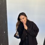 Monika Bagárová Instagram - Děkuji @apart.cz že si mě vybral na další krásnou kampaň 🤍 Máme za sebou oficiální focení v Polsku s celým úžasným teamem a pokračovali jsme v Praze pro @vogueczechoslovakia 🙌🏽 Proč píšu máme? Protože tentokrat to nebude jen o mě 🤍 Zkusite si tipnout kdo se semnou objeví v nové kampani ?🤍 #apart #spoluprace