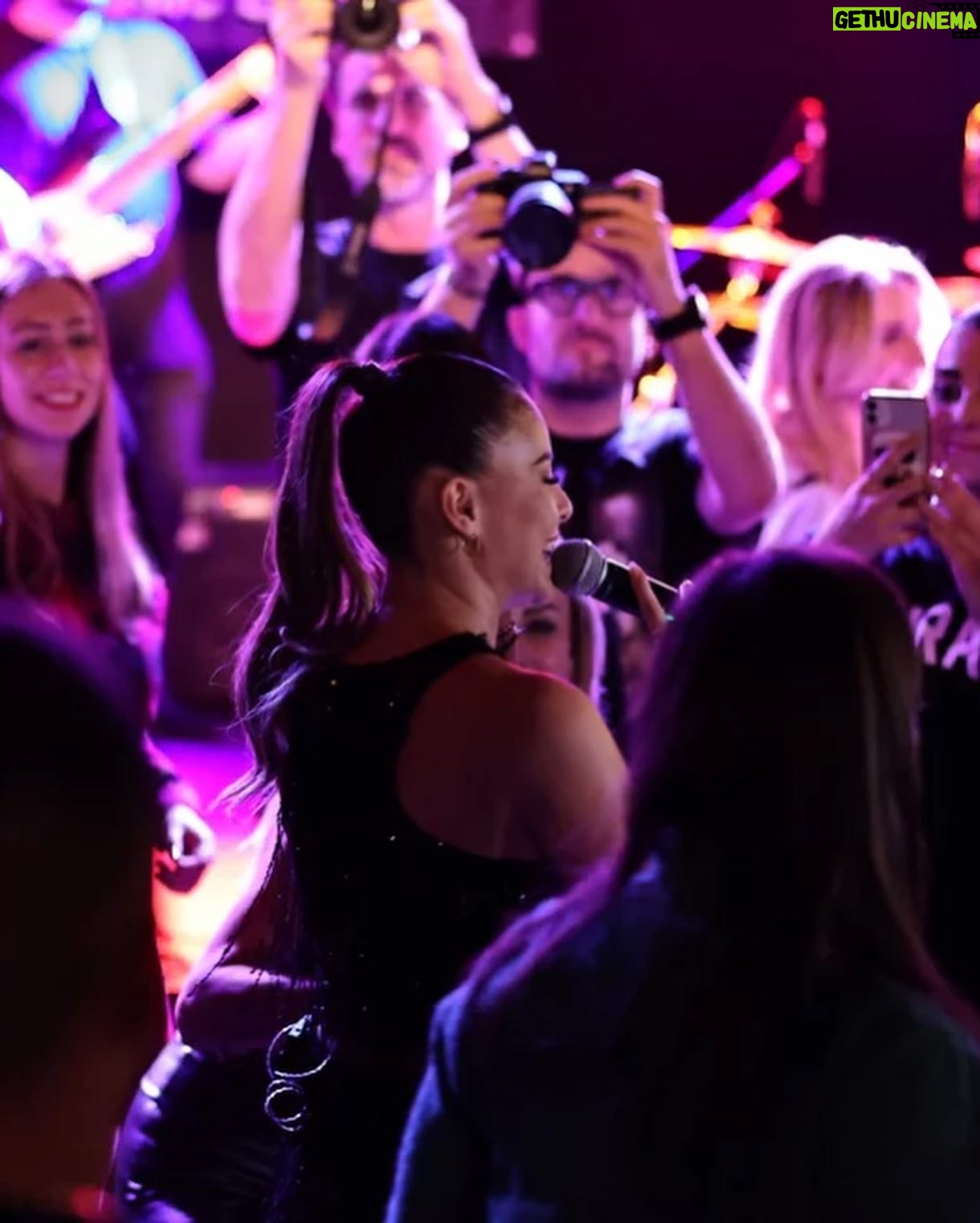 Monika Bagárová Instagram - Zpět do Metro Music Bar ♥️ DĚKUJI všem co dorazili užili si to s námi dali nám úsměvy, krásnou energii po celý večer! Děkuji všem hostům za jejich čas dlouholetou přízeň. ♥️ Všem do nového roku, přeji především zdraví a lásku! Dekuji, že jste se mnou tento rok bude jízda. ♥️🎤💥 @josef_pepicek_bagar @igorbachmanbihary @radek_jablonovsky @igorkmeto @kelso_kesidyman @tomipopovicofficial @natalii_bb @tomas_zukal @palinovo_fikness @metromusicbar @igor_kmeto_st @zsolt_varady @robert_bogdan1986 ♥️
