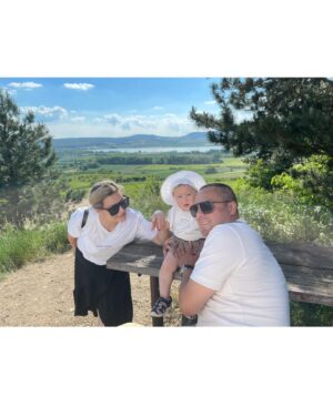 Monika Bagárová Instagram - Mami děkuji ♥️ Děkuji, že si mě naučila,  co je v životě opravdu důležité, že tu pro nás všechny si , že se o nás staráš s láskou a dýchaš pro naší rodinu. Že si ta nejlepší máma a babička pod sluncem .. ♥️ 

#rodinajenejvic