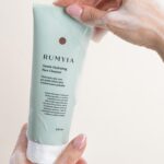 Monika Bagárová Instagram – 🧼 Právě v prodeji!
Představujeme: Odličovací gel Rumyia s aloe vera ✨ pro jemné čištění pleti a hydratovanou pokožku! 

☁️🌱 Rumyia čistící gel je vhodný pro všechny typy pleto. Je vyrobený z exkluzivní směsi aktivních látek na bázi organického aloe vera, která čistí pokožku, aniž by ji vysušovala! Odstraňuje nečistoty i make-up a zanecháva vaši pokožku jemnou a vláčnou se zářivým leskem. 

Dostupné nyní na našem webu www.rumyia.cz

#RumyiaSkinCare #cosmetics #cleansinggel #facecleanser #aloevera