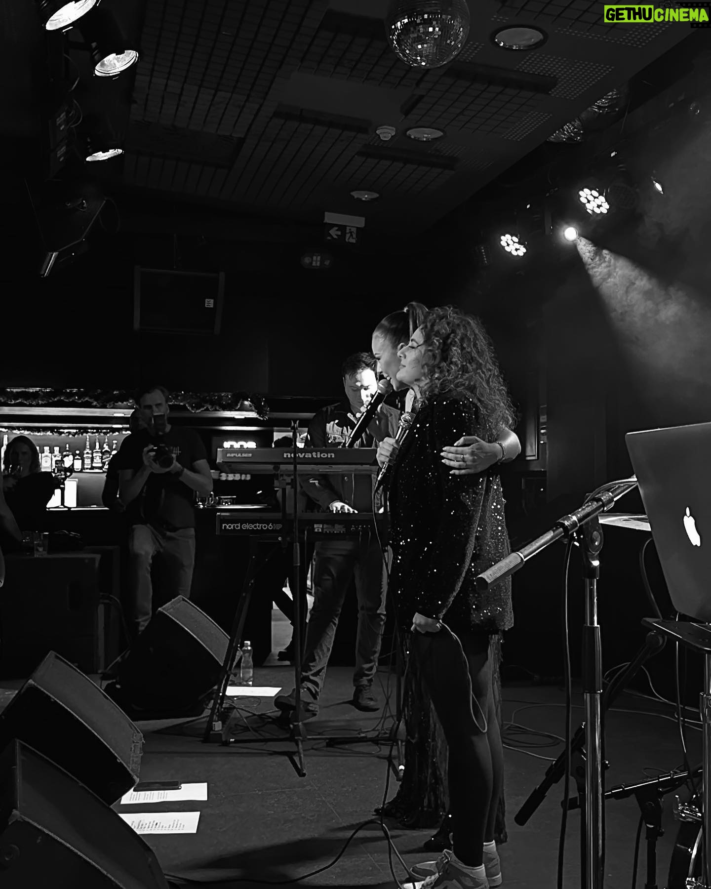 Monika Bagárová Instagram - Zpět do Metro Music Bar ♥️ DĚKUJI všem co dorazili užili si to s námi dali nám úsměvy, krásnou energii po celý večer! Děkuji všem hostům za jejich čas dlouholetou přízeň. ♥️ Všem do nového roku, přeji především zdraví a lásku! Dekuji, že jste se mnou tento rok bude jízda. ♥️🎤💥 @josef_pepicek_bagar @igorbachmanbihary @radek_jablonovsky @igorkmeto @kelso_kesidyman @tomipopovicofficial @natalii_bb @tomas_zukal @palinovo_fikness @metromusicbar @igor_kmeto_st @zsolt_varady @robert_bogdan1986 ♥️