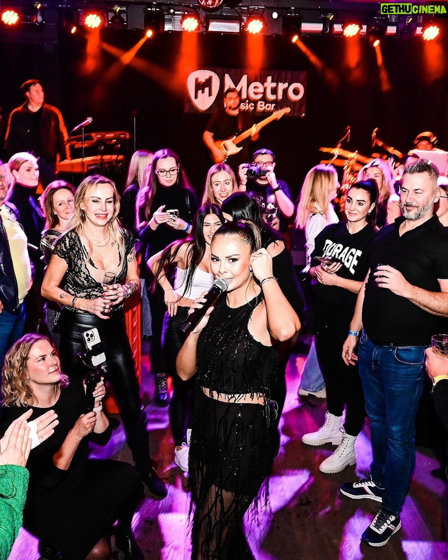 Monika Bagárová Instagram - 🎶🌟 Fotoreport: Monika Bagárová & RnB Band v METRO MUSIC BAR 20.12.2023 🌟🎶 🎉 Monika Bagárová a RnB Band nám předvedli show, na kterou se nezapomíná! ✨ Speciální hosté Tomi Popovič, Igor Kmeťo a Monikina sestra Natálie, přinesli na pódium svou jedinečnou energii, která dokonale doplnila už tak nezapomenutelný večer. 📸 Tino Kratochvil ➡️ Prohlédněte si fotogalerii a znovu prožijte noc plnou hudby, radosti a nezapomenutelných okamžiků! . . . #metromusicbar #monikabagarova #tomipopovic #igorkmeto @tomipopovicofficial @bagarovamonika @igorkmeto @natalii_bb @tinokratochvil #fotoreport #photography #party #koncert #koncertbrno #brno #brnozije #kamvbrne @josef_pepicek_bagar