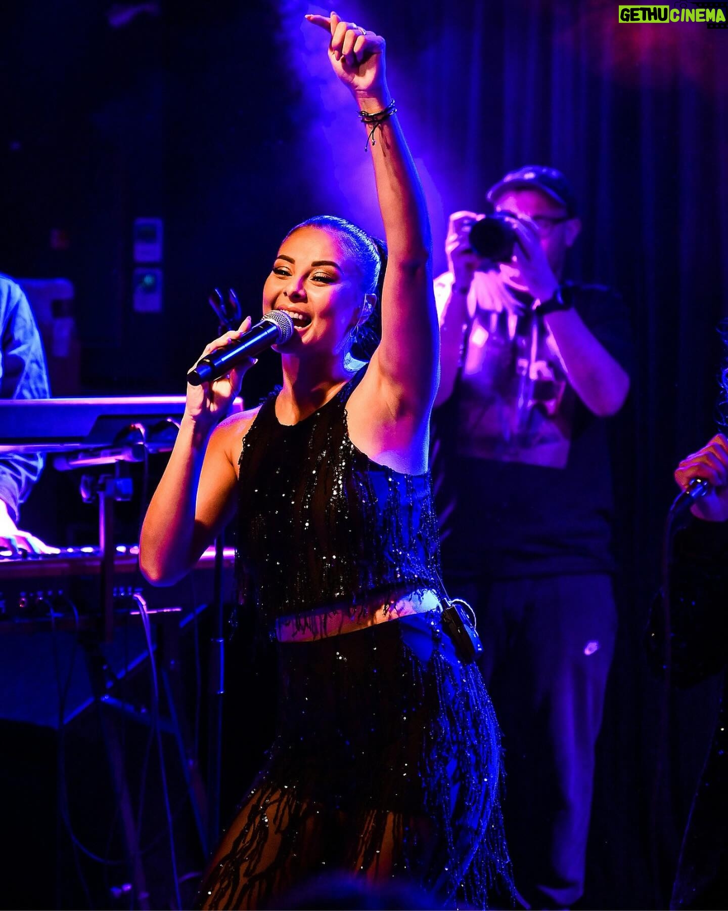 Monika Bagárová Instagram - 🎶🌟 Fotoreport: Monika Bagárová & RnB Band v METRO MUSIC BAR 20.12.2023 🌟🎶 🎉 Monika Bagárová a RnB Band nám předvedli show, na kterou se nezapomíná! ✨ Speciální hosté Tomi Popovič, Igor Kmeťo a Monikina sestra Natálie, přinesli na pódium svou jedinečnou energii, která dokonale doplnila už tak nezapomenutelný večer. 📸 Tino Kratochvil ➡️ Prohlédněte si fotogalerii a znovu prožijte noc plnou hudby, radosti a nezapomenutelných okamžiků! . . . #metromusicbar #monikabagarova #tomipopovic #igorkmeto @tomipopovicofficial @bagarovamonika @igorkmeto @natalii_bb @tinokratochvil #fotoreport #photography #party #koncert #koncertbrno #brno #brnozije #kamvbrne @josef_pepicek_bagar