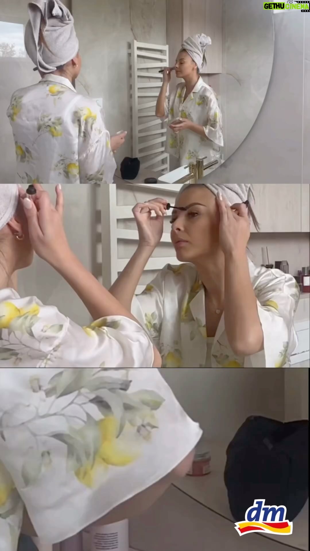 Monika Bagárová Instagram - Začít ráno kvalitní přípravou, dobrou kávou a koupí dárků, to já miluji! A čím nejlépe potěšit svoji kamarádku? Podívejte do dm drogerie markt, ta přece nikdy nezklame! 😉Rumyia skincare v @dm_slovensko #RumyiaSkinCare #dmslovensko